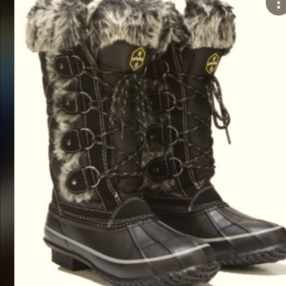 Khombu Jasmine Furry Snow Boots